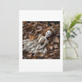 Alte Puppe im Halloweenwald Einladung (Stehend Vorderseite)