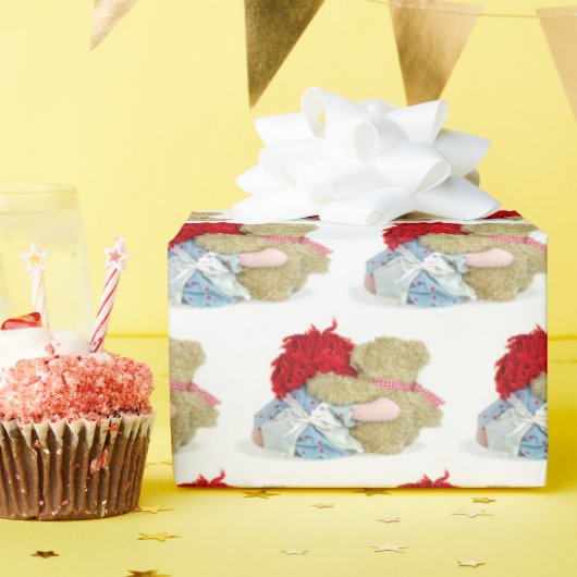 alte Puppe und Teddybärenumarmung Geschenkpapier (Geburtstagsparty)