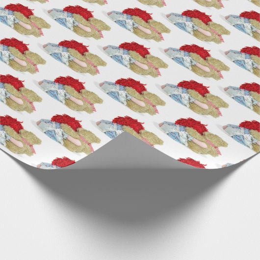 alte Puppe und Teddybärenumarmung Geschenkpapier (Ecke)