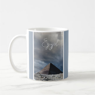 Alte Pyramide mit stürmischem Himmel, Ägypten Kaffeetasse