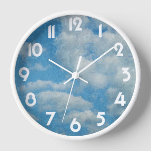 Alte, ramponierte Wolken am Himmel Wanduhr
