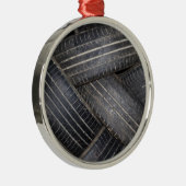 Alte Reifen zum Recycle Silbernes Ornament (Rechts)