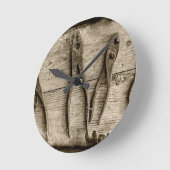 Alte rostige Werkzeuge. Runde Wanduhr (Winkel)