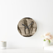 Alte rostige Werkzeuge. Runde Wanduhr (Zuhause)