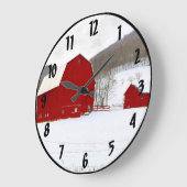 Alte Rotbarnfarm in einer schneesicheren Landschaf Große Wanduhr (Winkel)