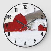 Alte Rotbarnfarm in einer schneesicheren Landschaf Große Wanduhr (Vorderseite)