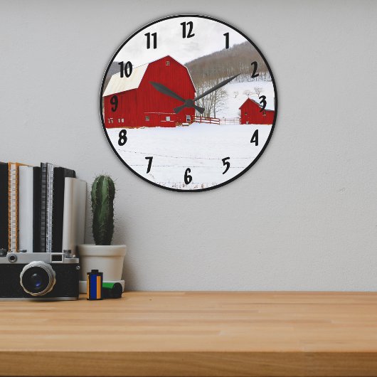 Alte Rotbarnfarm in einer schneesicheren Landschaf Große Wanduhr