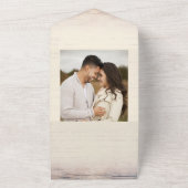 Alte rote Barn Rustikale Hochzeit All In One Einladung (Außenbereich)