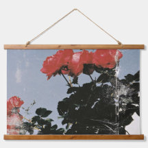 Alte rote Rosen gegen einen blauen Himmel