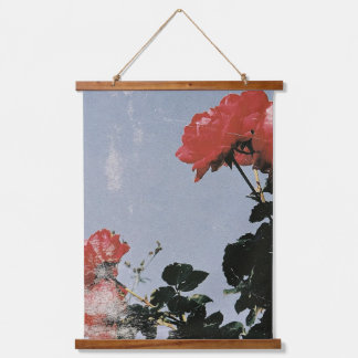 Alte rote Rosen gegen einen blauen Himmel Wandteppich Mit Holzrahmen
