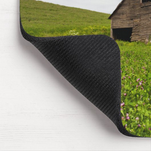 Alte, rote Scheune auf dem Gebiet der Kichererbsen Mousepad (Ecke)