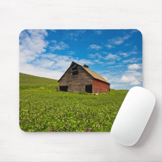 Alte, rote Scheune auf dem Gebiet der Kichererbsen Mousepad (Mit Mouse)