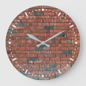 Alte rötliche/bräunliche Backsteinmauer Große Wanduhr (Vorderseite)
