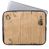 Alte schädigende Brown-Pappe mit Briefmarken und Laptopschutzhülle (Vorderseite)