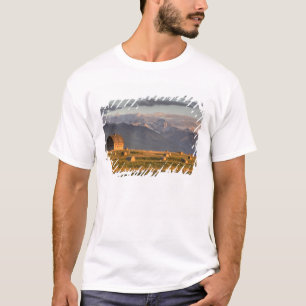 Alte Scheune, eingerahmt von Heuballen und dramati T-Shirt