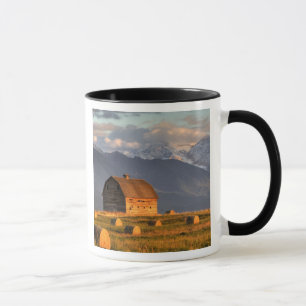 Alte Scheune, eingerahmt von Heuballen und dramati Tasse