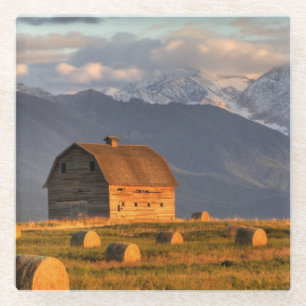 Alte Scheune gerahmt durch Heuballen und drastisch Glasuntersetzer