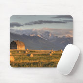 Alte Scheune gerahmt durch Heuballen und drastisch Mousepad (Mit Mouse)