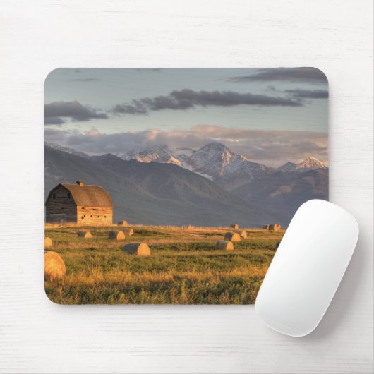 Alte Scheune gerahmt durch Heuballen und drastisch Mousepad (Mit Mouse)