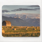 Alte Scheune gerahmt durch Heuballen und drastisch Mousepad (Vorne)