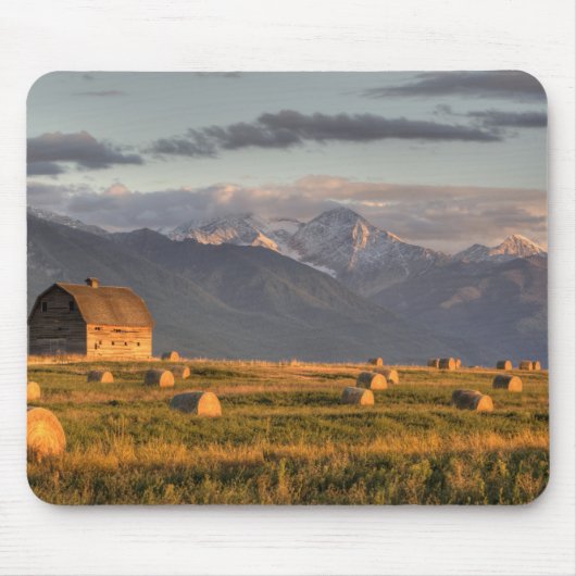 Alte Scheune gerahmt durch Heuballen und drastisch Mousepad (Vorne)