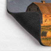 Alte Scheune gerahmt durch Heuballen und drastisch Mousepad (Ecke)