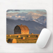 Alte Scheune gerahmt durch Heuballen und drastisch Mousepad (Mit Mouse)