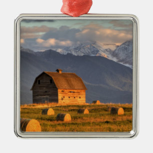 Alte Scheune gerahmt durch Heuballen und drastisch Silbernes Ornament