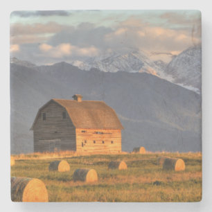 Alte Scheune gerahmt durch Heuballen und drastisch Steinuntersetzer