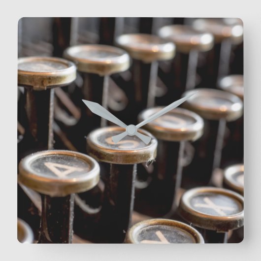 Alte Schreibmaschine befestigt quadratische Quadratische Wanduhr (Vorderseite)