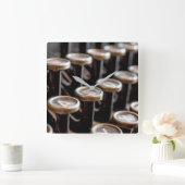 Alte Schreibmaschine befestigt quadratische Quadratische Wanduhr (Zuhause)