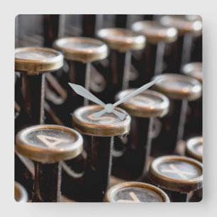 Alte Schreibmaschine befestigt quadratische Wanduhr