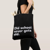 Alte Schule wird nie alt - lustiges Sprichwort sar Tasche (Von Nahem)