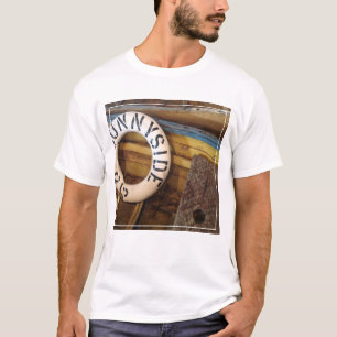 Alte Schwimmweste in einer verlassenen T-Shirt