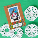 Alte Skier mit individuellem Foto Feiertagskarte<br><div class="desc">Zeigen Sie dieses Weihnachten ein Foto von Ihrem Skiurlaub mit dieser benutzerdefinierten Foto-Weihnachtskarte. Fügen Sie Ihrem Gruß und Ihre eigene Nachricht auf dieser Karte sowie Ihr porträtförmiges Foto hinzu. Ihr Foto ist in einem weißen Rahmen vor einem hellbraunen Hintergrund gesetzt, der das Aussehen der Holzverkleidung einer Skilodge nachahmt, mit meinen...</div>