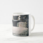 Alte Spiralsymbole, Newgrange, Irland. Kaffeetasse (VorderseiteRechts)