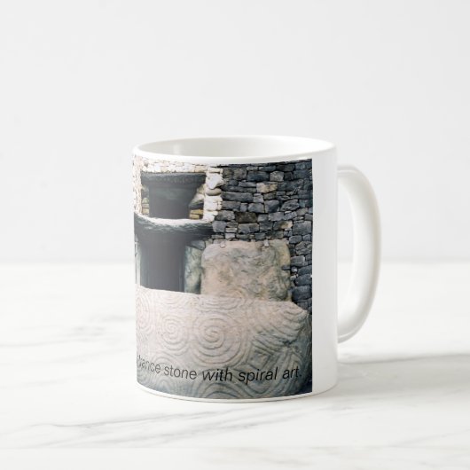 Alte Spiralsymbole, Newgrange, Irland. Kaffeetasse (VorderseiteRechts)