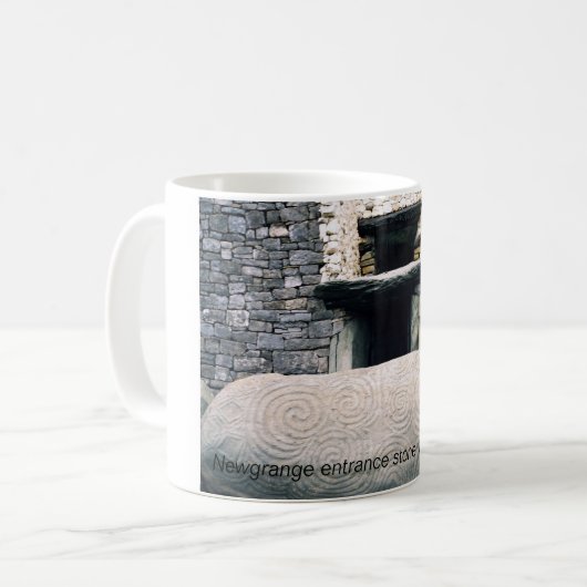 Alte Spiralsymbole, Newgrange, Irland. Kaffeetasse (Vorderseite Links)