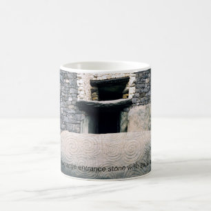 Alte Spiralsymbole, Newgrange, Irland. Kaffeetasse