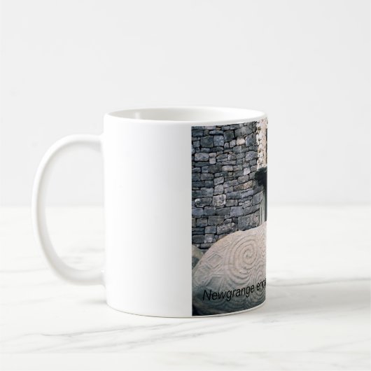 Alte Spiralsymbole, Newgrange, Irland. Kaffeetasse (Links)