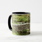 Alte Steinbrücke über einem Strom in Dartmoor Park Tasse (Vorderseite Links)