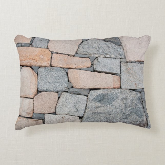 Alte Steinmauer der alten Burg. abstrakt, antike Dekokissen (Vorderseite)