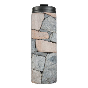 Alte Steinmauer der alten Burg. abstrakt, antike Thermosbecher