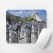Alte Steinsäulen in Chichen Itza. Mittelzentral Mousepad (Mit Mouse)