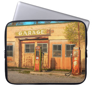 Alte Tankstelle im ländlichen Utah, USA. vintage, Laptopschutzhülle