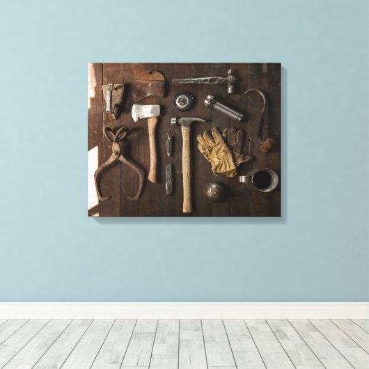 Alte Tools für die Leinwand im Hintergrund (Insitu (Holzboden))