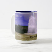 Alte Treue im Yellowstone Nationalpark Zweifarbige Tasse (Vorderseite Links)