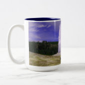 Alte Treue im Yellowstone Nationalpark Zweifarbige Tasse (Links)