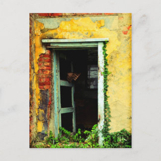 Alte Tür bei verlassenem Haus am Flughafen Balaton Postkarte