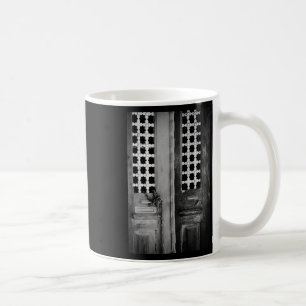 Alte Tür Faro Schwarz-Weiß Vertikalaufkleber Kaffeetasse